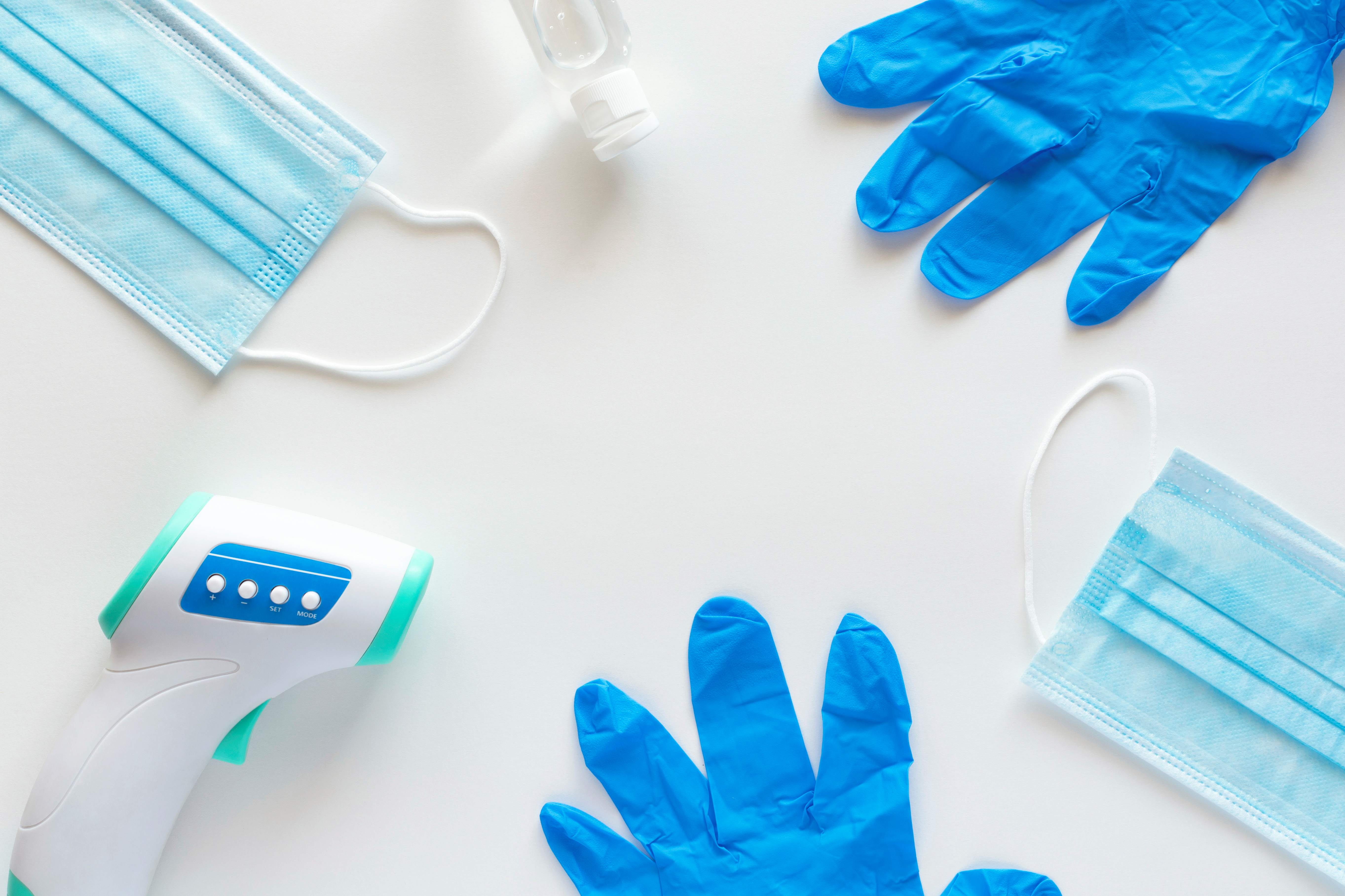 قفازات وكمامات